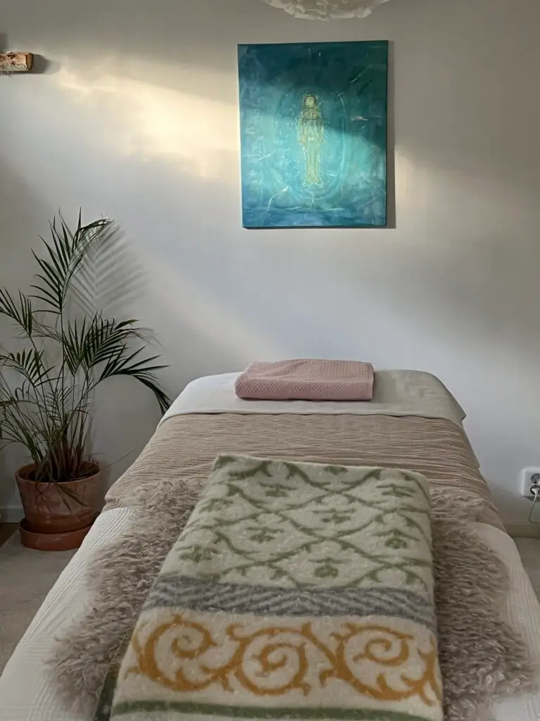 Bekväm behandlingsbänk som är höj och sänkbar