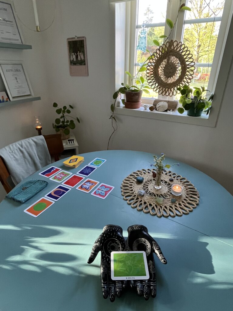 Terapeutisk healing med healingkortleken inför samtal i stugan i Sjuhult